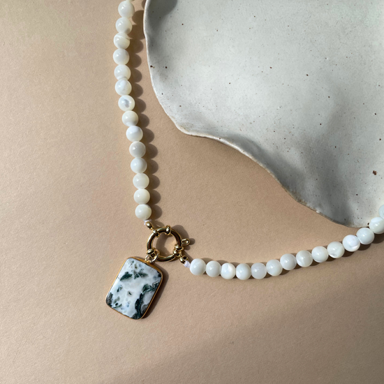 Mother of Pearl Strand Necklace with Large Gem Slice (Gold)