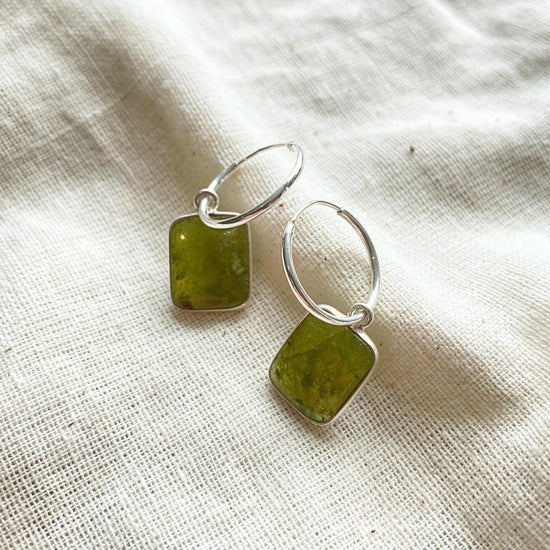 Peridot Gem Slice Hoop Earrings | Wellbeing (Silver)