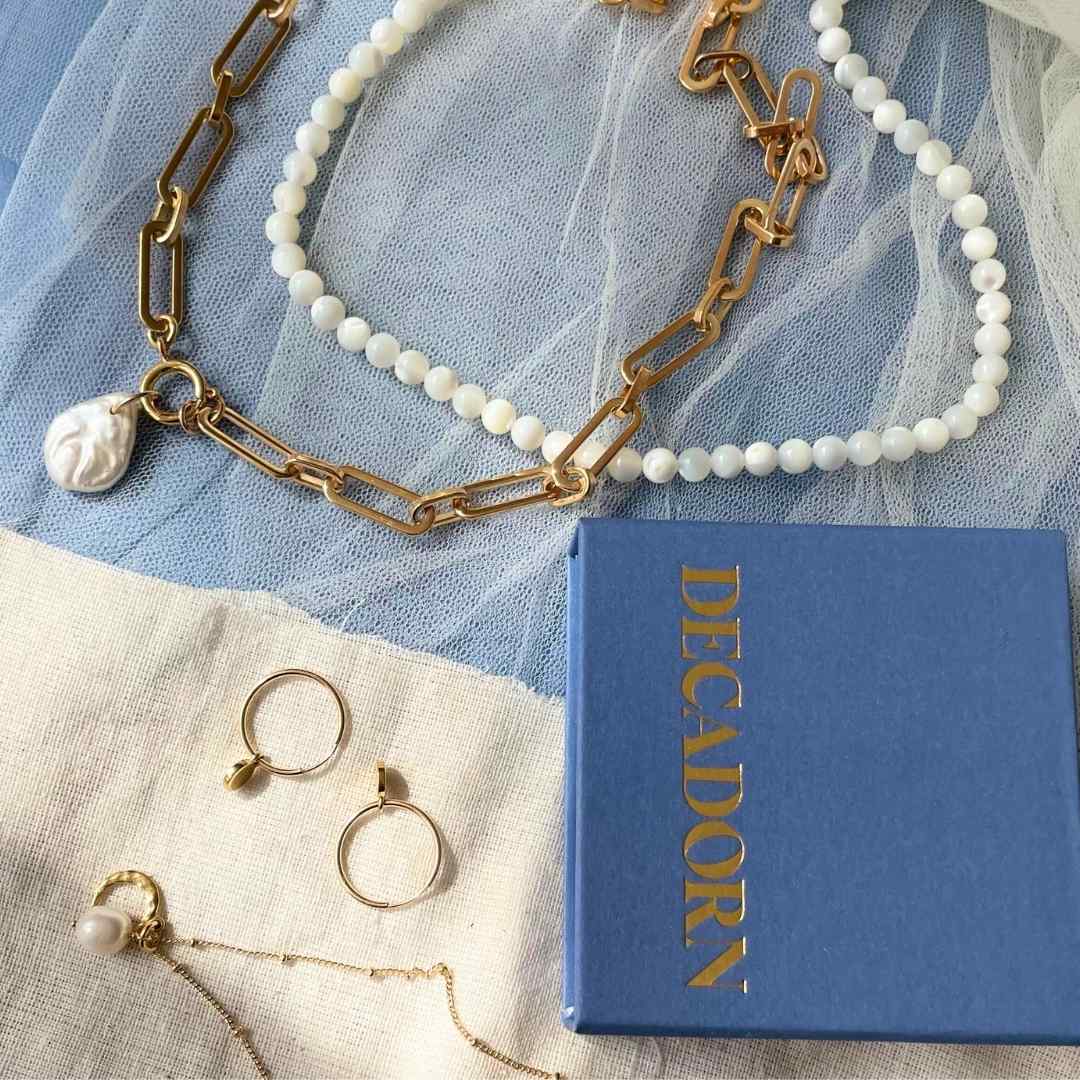Mother of Pearl Strand Necklace (Gold)