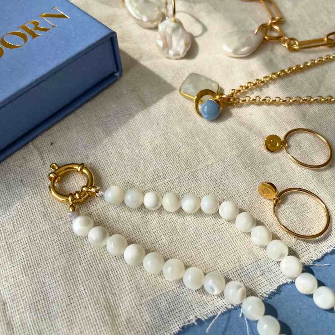 Mother of Pearl Strand Necklace (Gold)