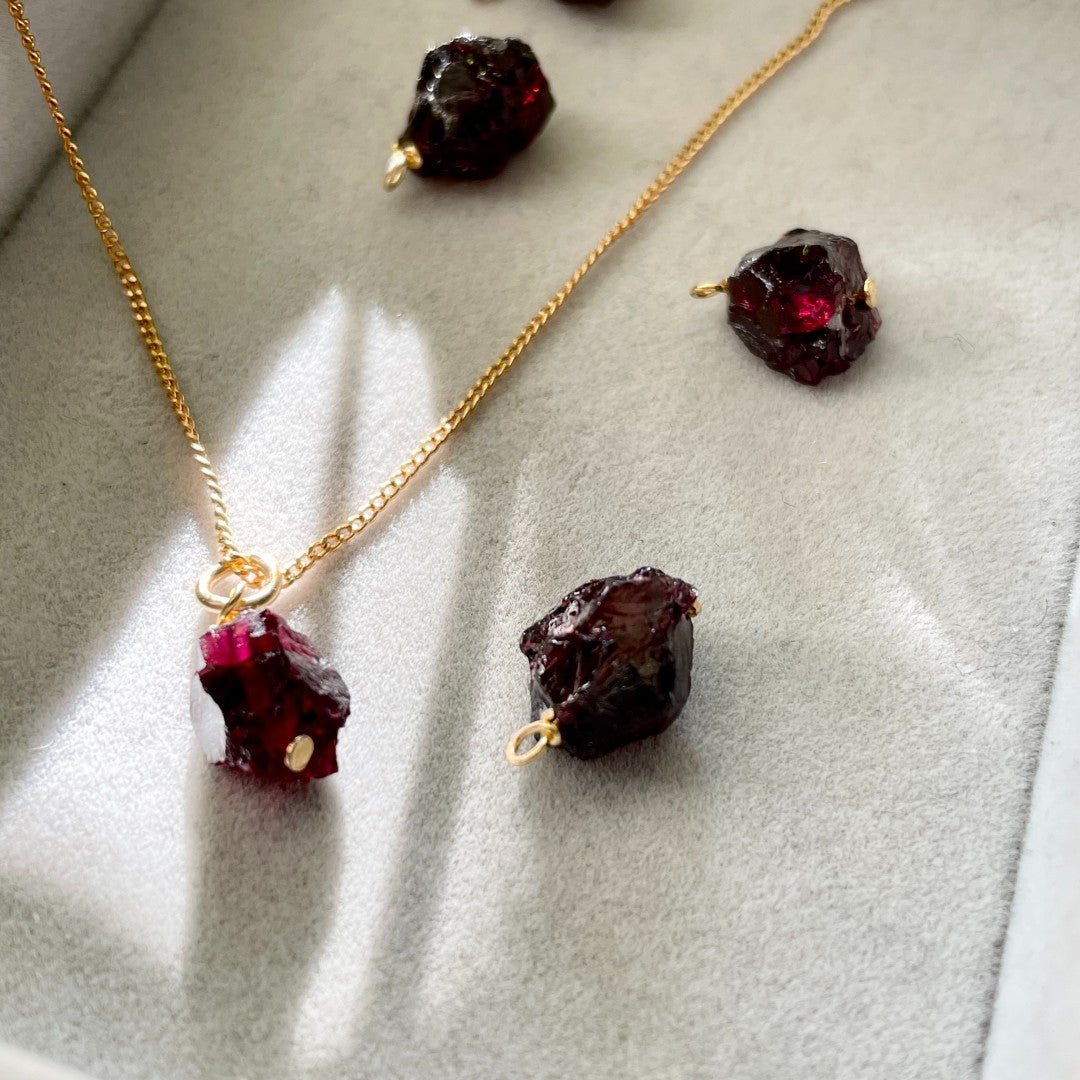 January Birthstone | Garnet Threaded Necklace (Gold)